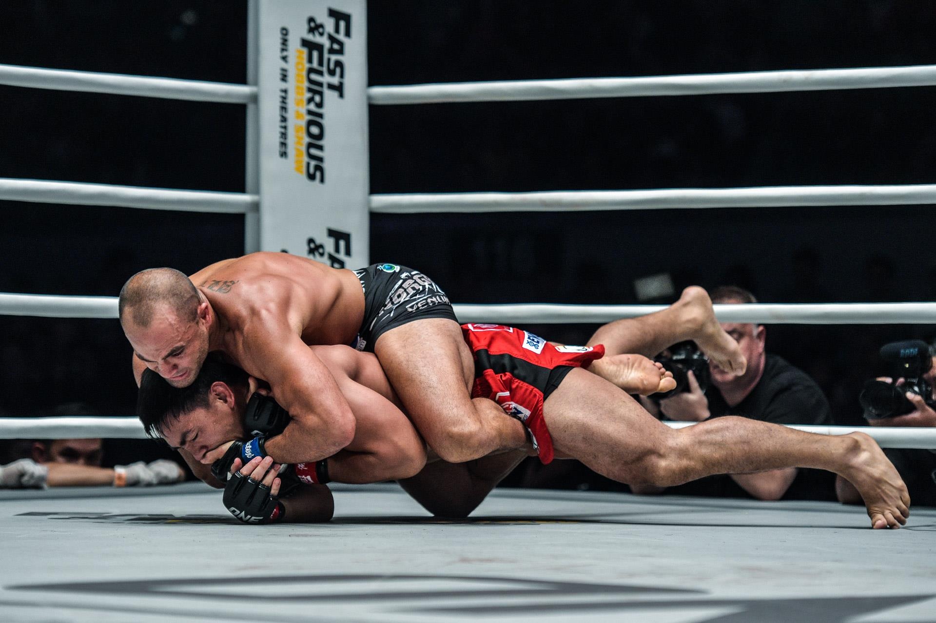 Lo MMA dang so nhat Philippines thua nang ne tren san nha hinh anh