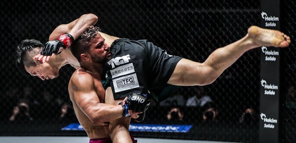 Vo si cao chua day met ruoi nhac bong doi thu tren san dau hinh anh