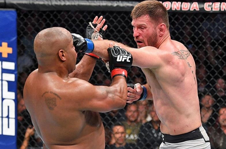 Nha vo dich UFC bi dam tui bui tren san dau hinh anh