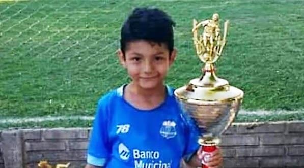 Cau thu nhi trung dan lac vao dau hinh anh