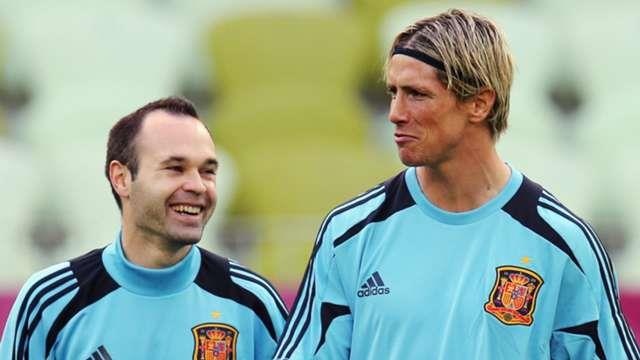 Huyen thoai Iniesta lam lu mo ngay chia tay cua Torres hinh anh