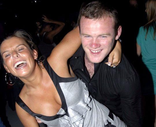 Wayne Rooney doi mat voi con thinh no tu ba xa hinh anh