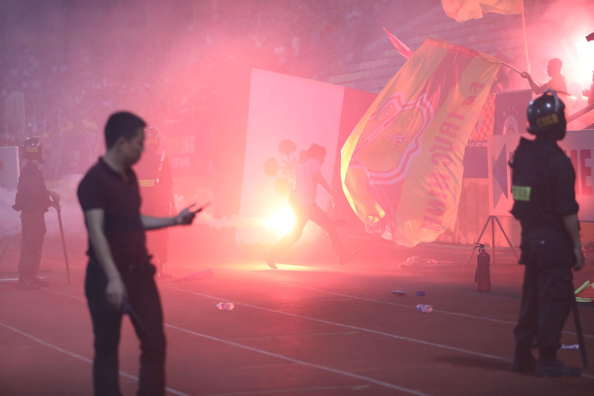 Nghi ngo CDV Nam Dinh bi tra tron dot phao sang anh 1