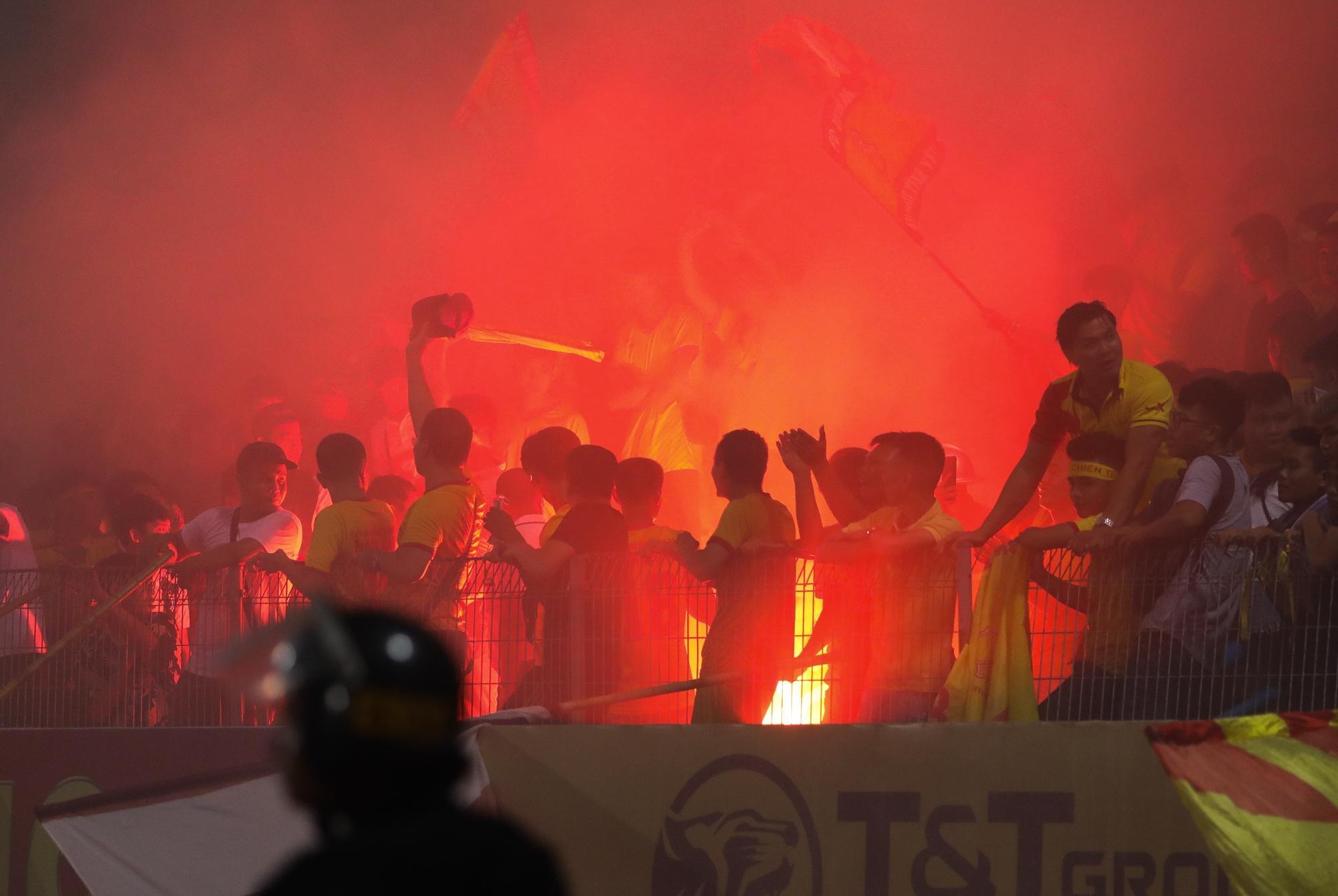 'Can phat nang CDV mang phao sang vao san' hinh anh