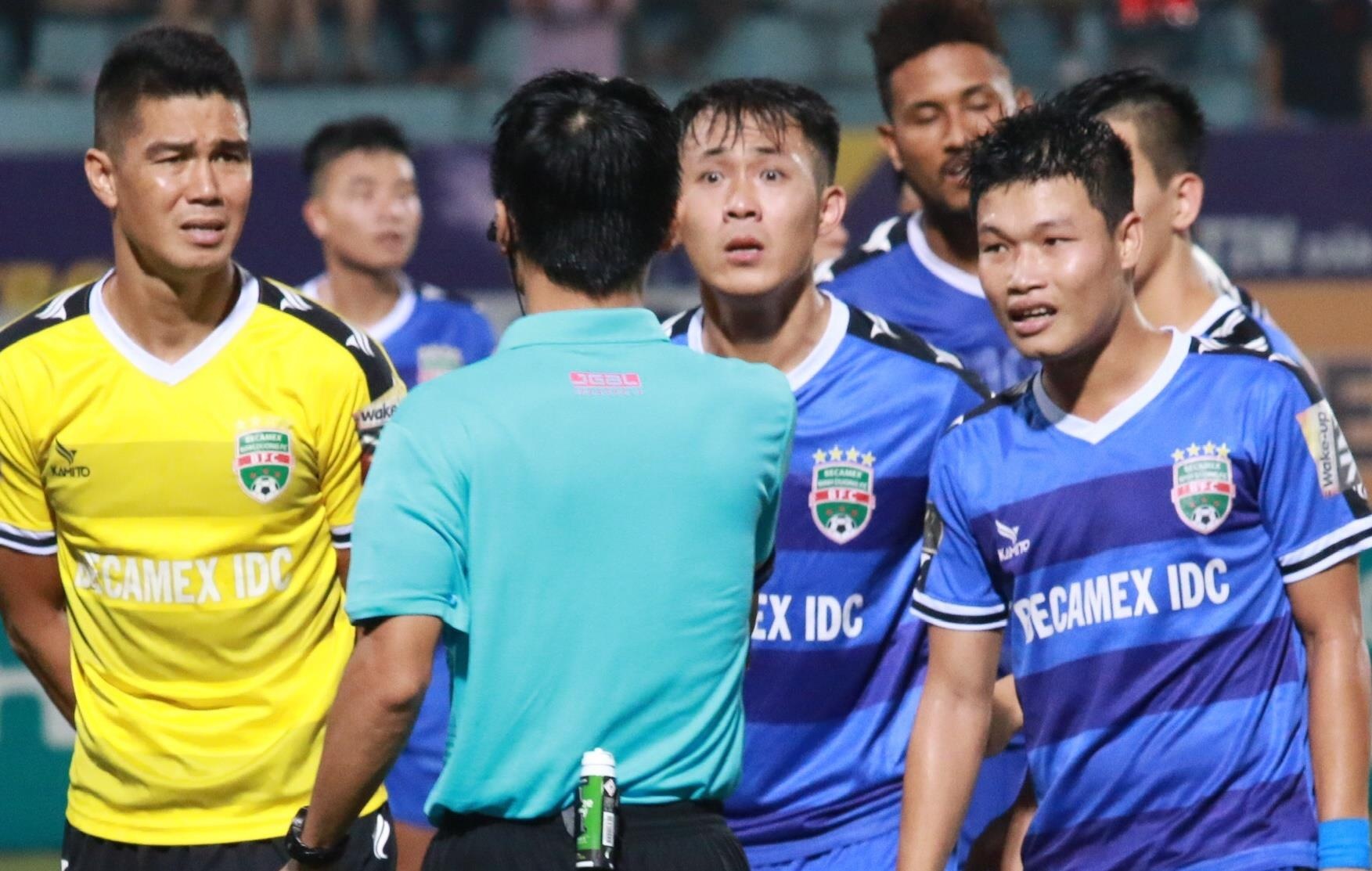 HLV Binh Duong noi gian voi tinh huong be coi cua trong tai hinh anh