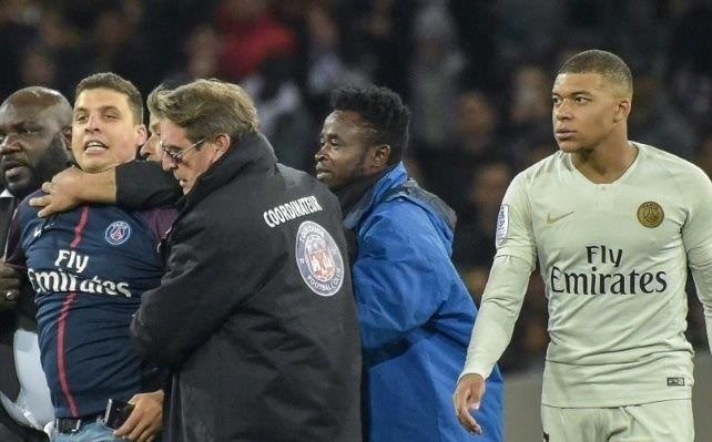 Fan cuong tra gia dat vi muon selfie voi Mbappe hinh anh