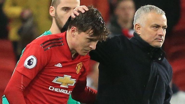 Mourinho nhin thay truoc diem yeu cua Lindelof hinh anh