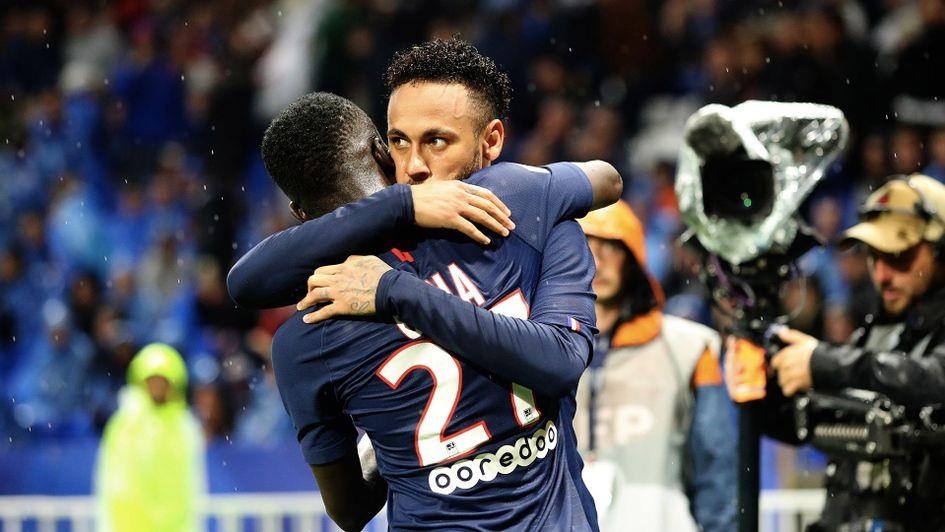 Neymar nhan con mua rac tu CDV Lyon hinh anh