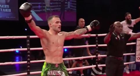 Vo si kickboxing hanh xu la lung sau khi bi knock-out hinh anh