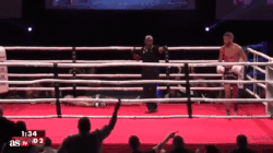 Vo si kickboxing hanh xu la sau khi bi knock-out hinh anh