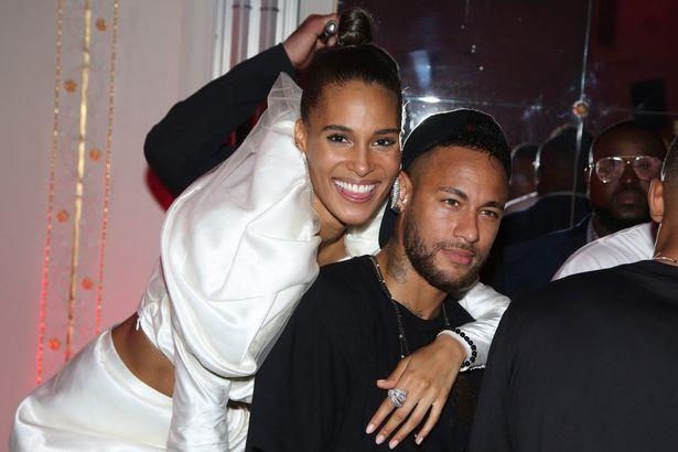Neymar du tiec voi dan nguoi mau o Paris hinh anh