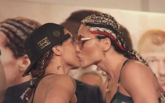 Nu vo si nhan cai ket dang vi hon doi thu hinh anh