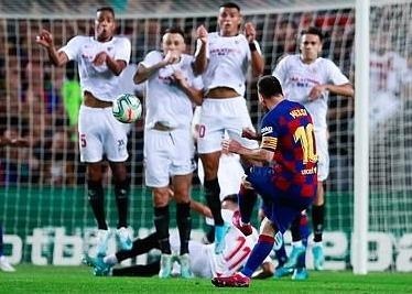 Bo tri hang rao kin ke, Sevilla van khong ngan duoc Messi hinh anh