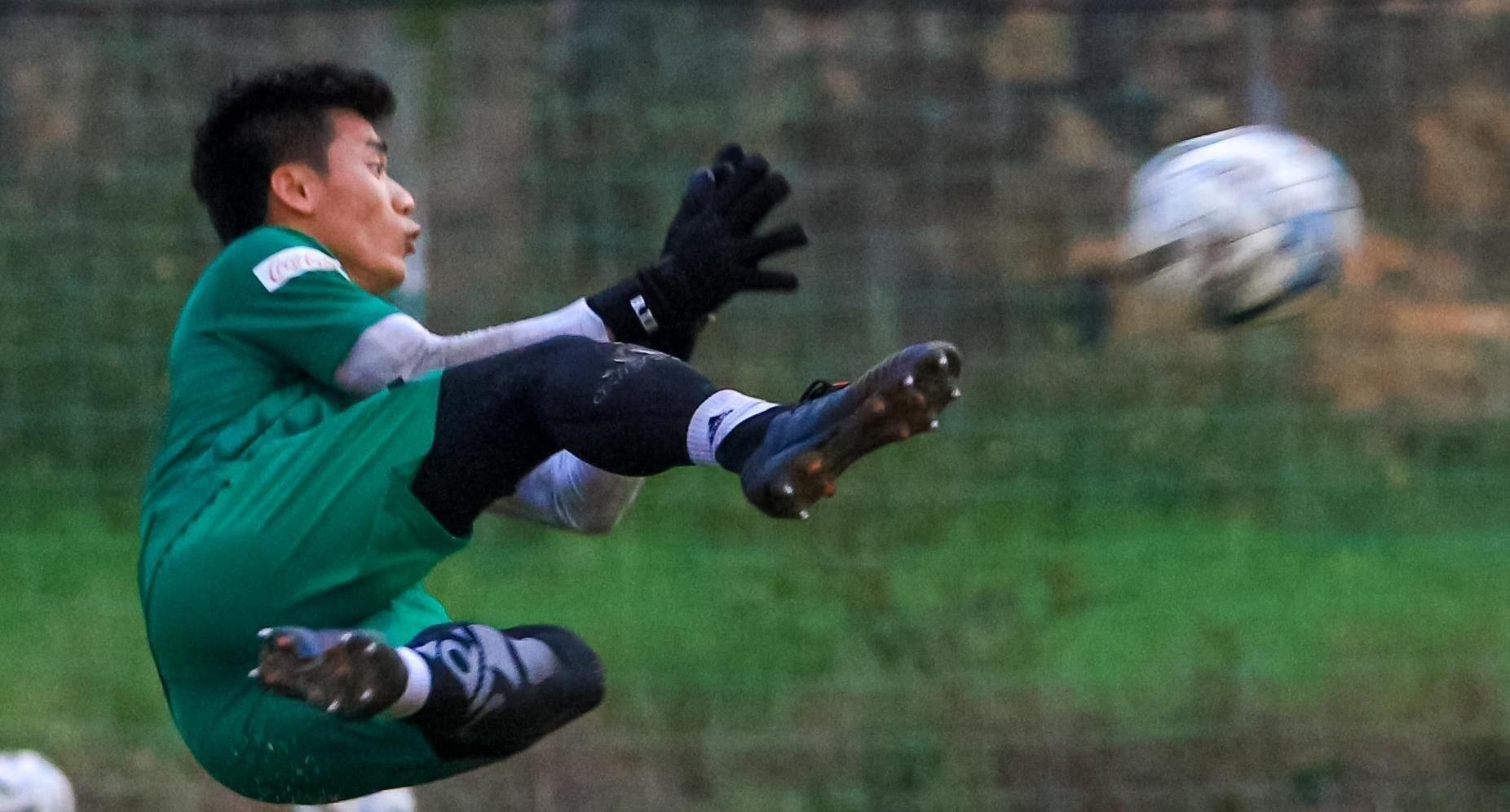 Bui Tien Dung co nhieu pha cuu thua trong buoi tap tai TP.HCM hinh anh