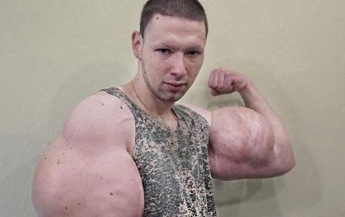 Vo si co bap tay to 61 cm de thua doi thu lon hon minh 20 tuoi hinh anh