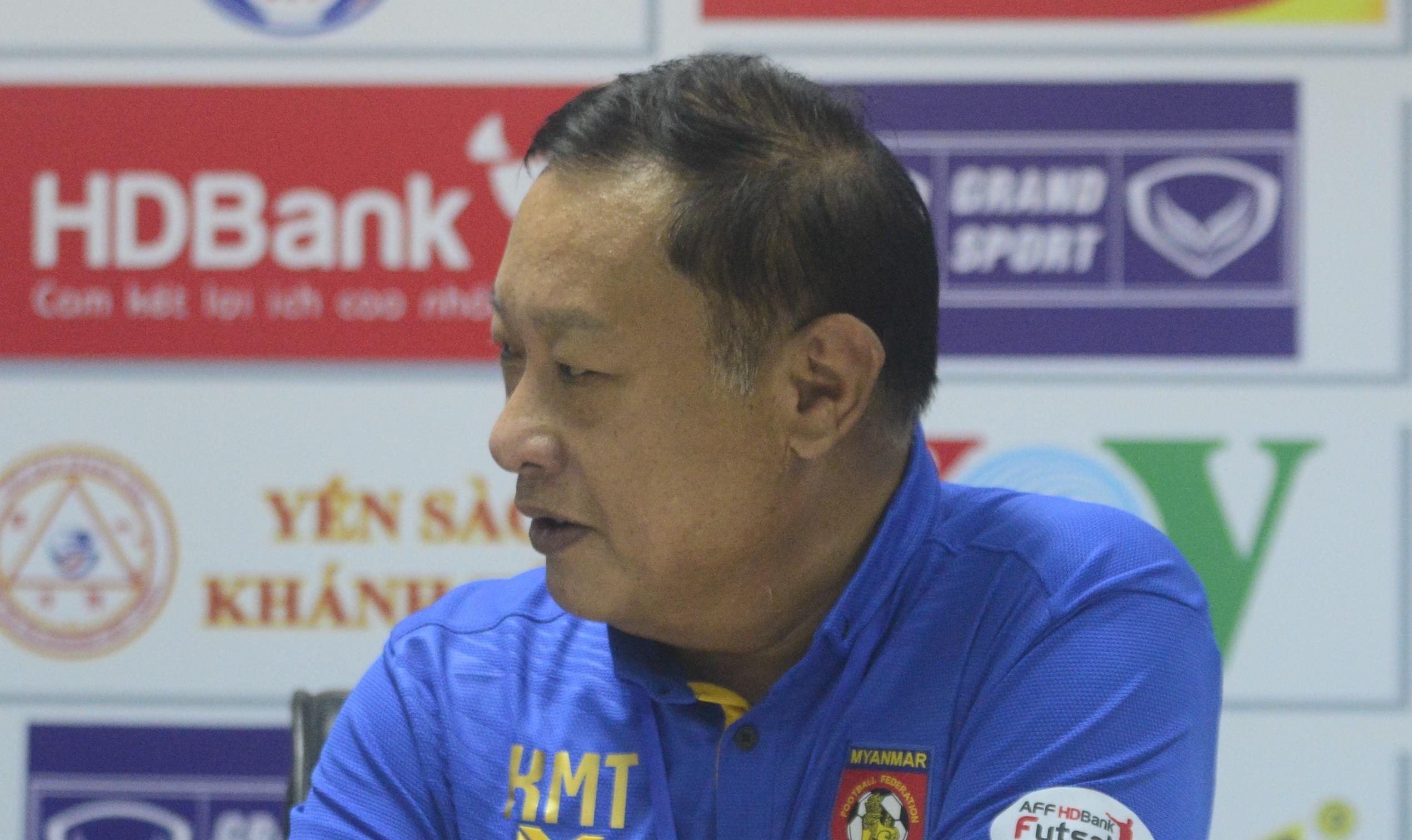 Tro ly HLV tuyen Myanmar be mat vi tu tin qua som truoc Viet Nam hinh anh