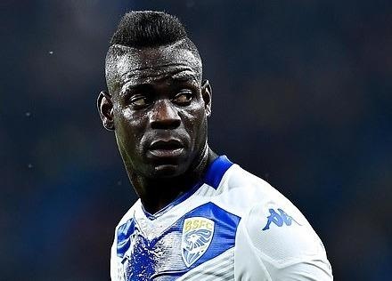 Balotelli lai gay rac roi o CLB moi hinh anh