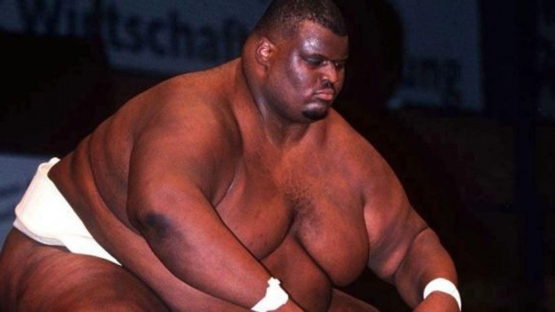 Vo si sumo khong lo thua soc truoc doi thu nhe ky hon hinh anh