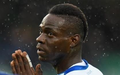 Balotelli suyt bo tran dau vi bi phan biet chung toc hinh anh