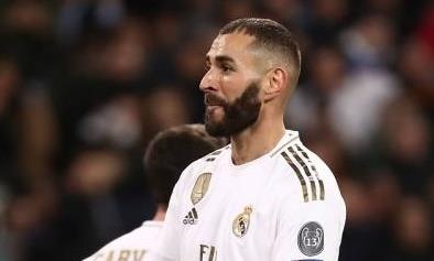 Benzema vuot huyen thoai Puskas de tao cot moc ghi ban moi o Real hinh anh