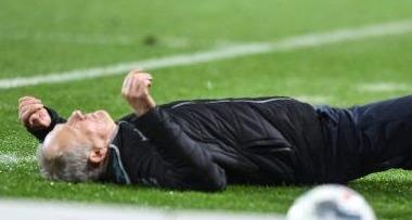 Thu quan Frankfurt huych vai khien HLV doi thu nga ra san hinh anh