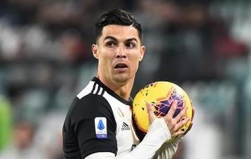 Ronaldo chui the sau khi bi HLV Sarri thay ra hinh anh