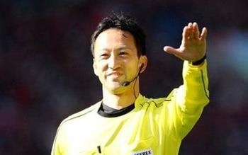 Vua the nguoi Nhat cam coi o tran Viet Nam - UAE hinh anh