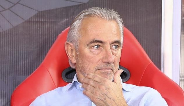 Dan HLV danh tieng Van Marwijk, Lippi bi cong dong mang che bai hinh anh