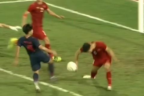 Van Bakel: 'Van Hau lan xa het Vidic' hinh anh