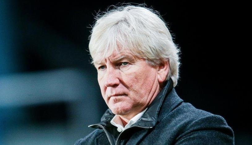 Doi Sint-Truidense sa thai huan luyen vien hinh anh