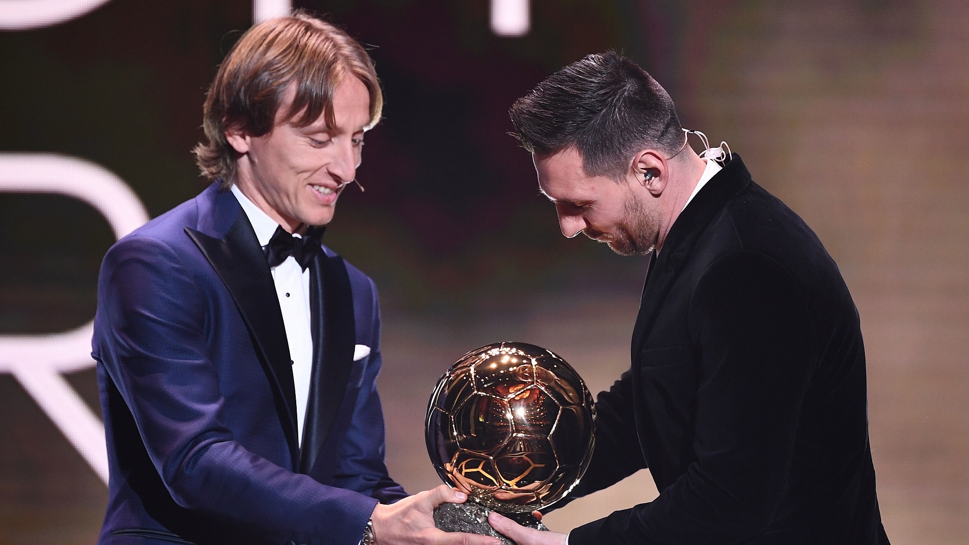 Modric gian tiep nhac Ronaldo vi vang mat o gala Qua bong Vang hinh anh