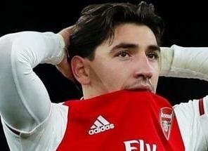 Arsenal tra gia dat sau chien thang truoc West Ham hinh anh