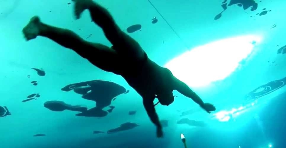 Nguoi dan ong suyt mac ket duoi song dong bang hinh anh