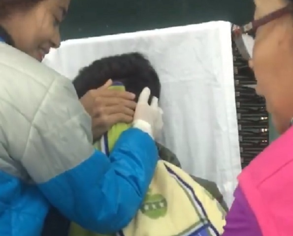 Khi thanh nien so kim di hien mau hinh anh