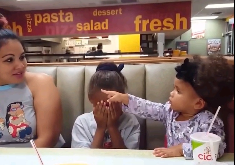 Co be bao ve chi khi bi me mang hinh anh