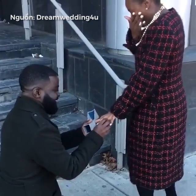 Khi ban e qua lau va duoc cau hon bat ngo hinh anh