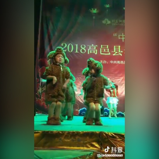 Khi ban muon di bao nhung co giao cu bat mua hinh anh