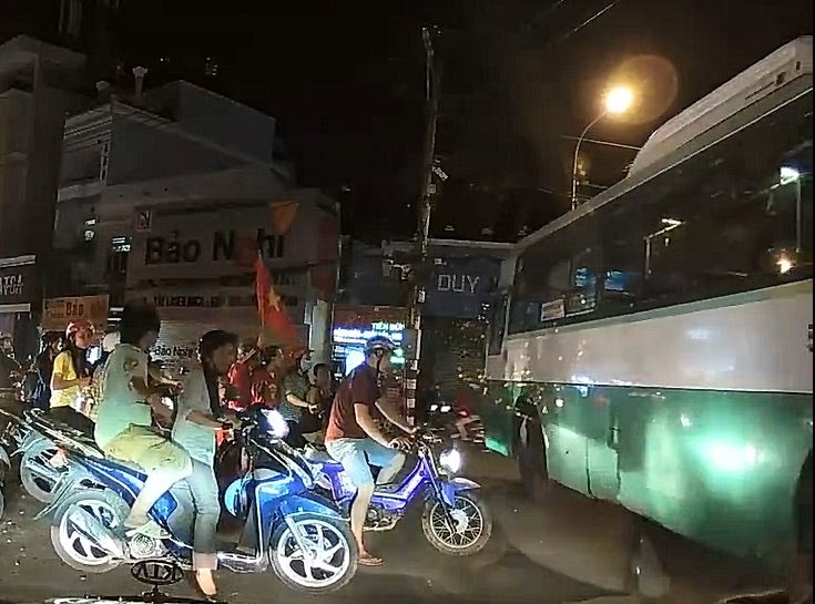 Thanh nien di bao net po nhung lo tay tong xe bus hinh anh