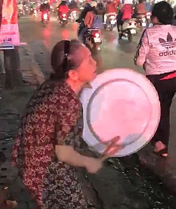 Ba cu go mam ung ho U23 cuc sung hinh anh