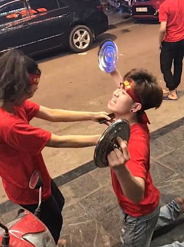 Thanh nien bat chap ca sep de co vu U23 hinh anh