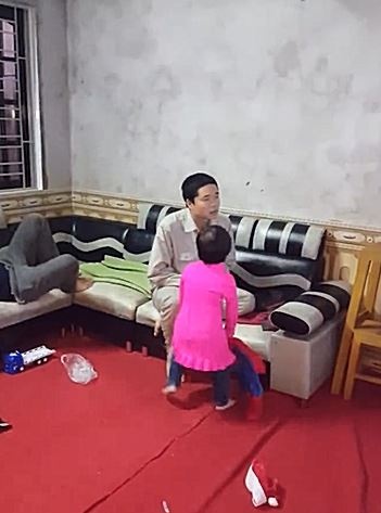 Ong bo phan khich dap ca xe do choi cua con khi U23 Viet Nam ghi ban hinh anh