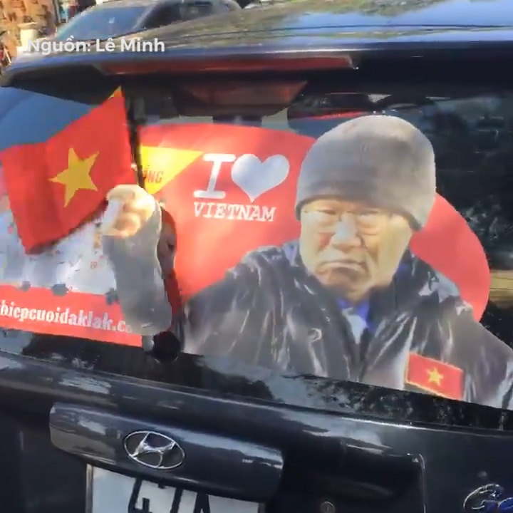 Huan luyen vien Park Hang-seo cung co vu da bong hinh anh