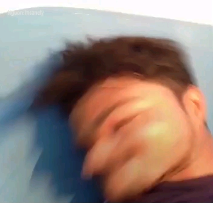 Selfie cung tau hoa, nguoi dan ong suyt mat mang hinh anh