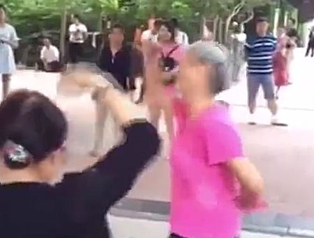 Quay cung co truong U70 hinh anh