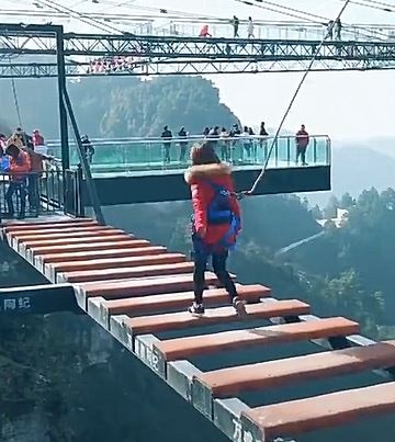 Thot tim di chenh venh tren cay cau cao hang tram met hinh anh