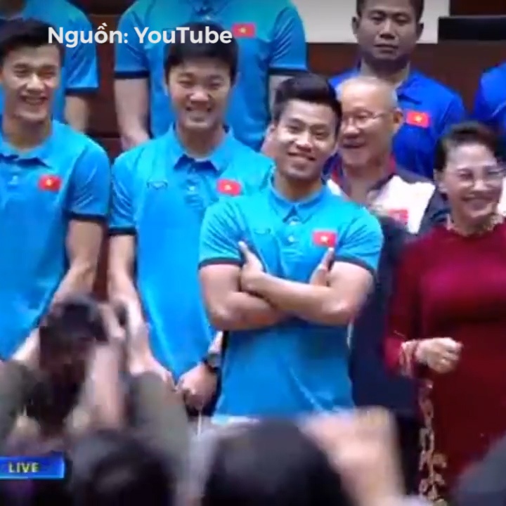 Van Thanh dien lai pha an mung cuc chat hinh anh