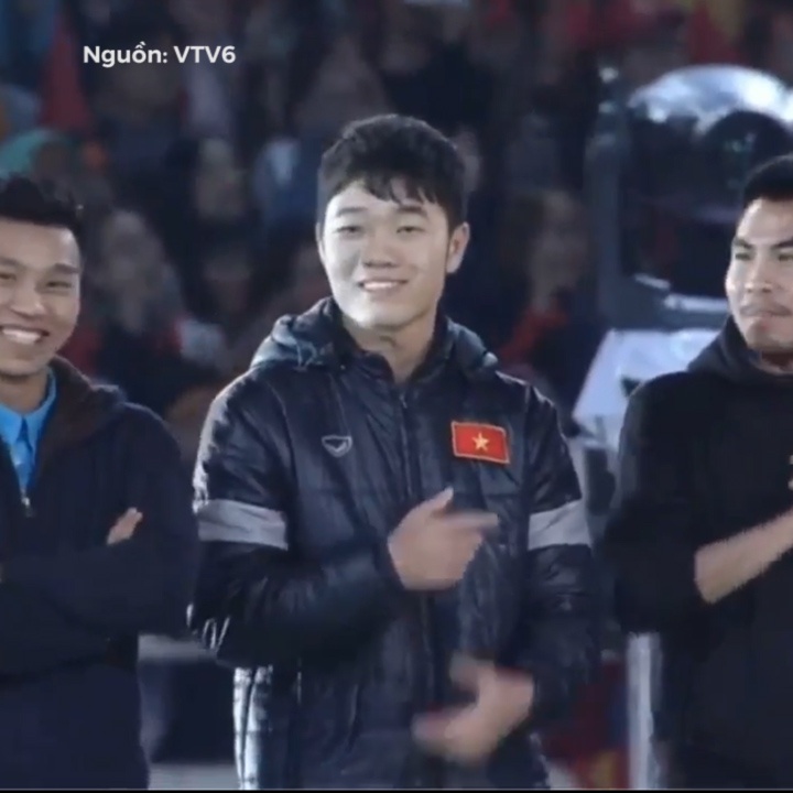 Xuan Truong 'lo ngo' khi duoc doc ten o le vinh danh hinh anh