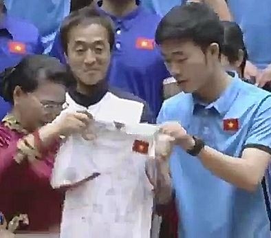 Chu tich Quoc hoi tung bong va nhan ao co chu ky cua U23 Viet Nam hinh anh