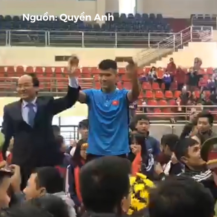 Duc Chinh duoc chao don nong nhiet o que nha hinh anh