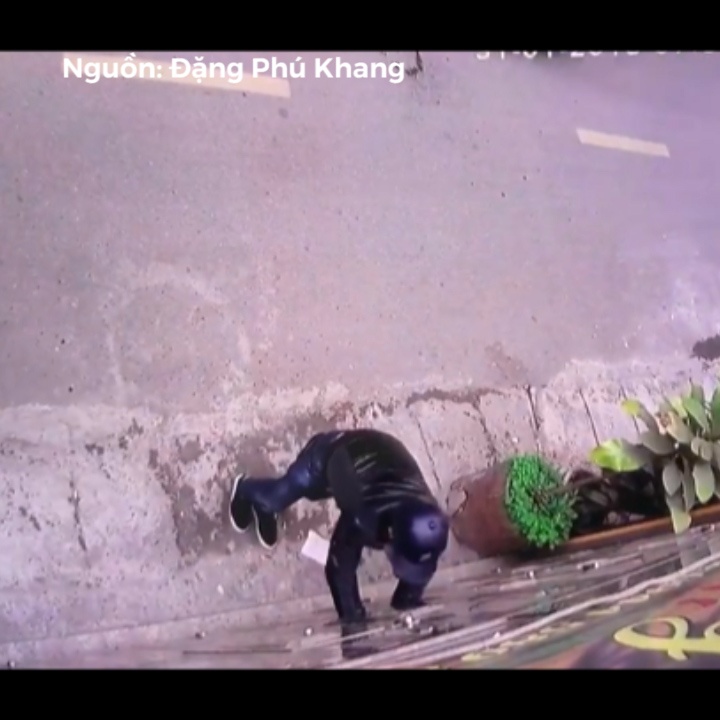 Camera canh trom xe tay ga binh tinh dong cua lai tai Ha Noi hinh anh